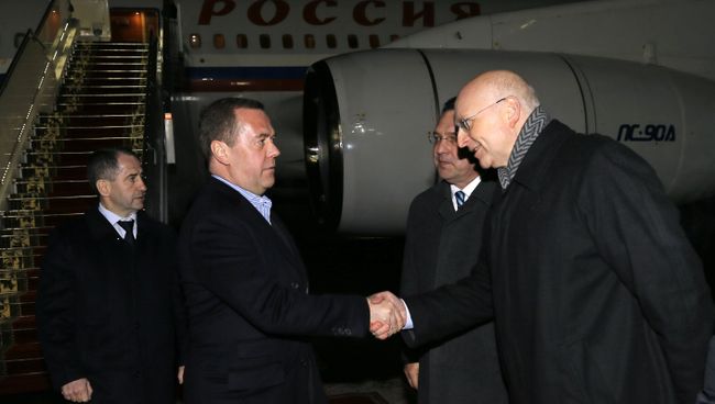 Председатель правительства РФ Дмитрий Медведев, прибывший в Минск для участия в заседании Евразийского межправительственного совета, во время встречи в аэропорту. 26 ноября 2018 Председатель правительства РФ Дмитрий Медведев, прибывший в Минск для участия в заседании Евразийского межправительственного совета, во время встречи в аэропорту. 26 ноября 2018