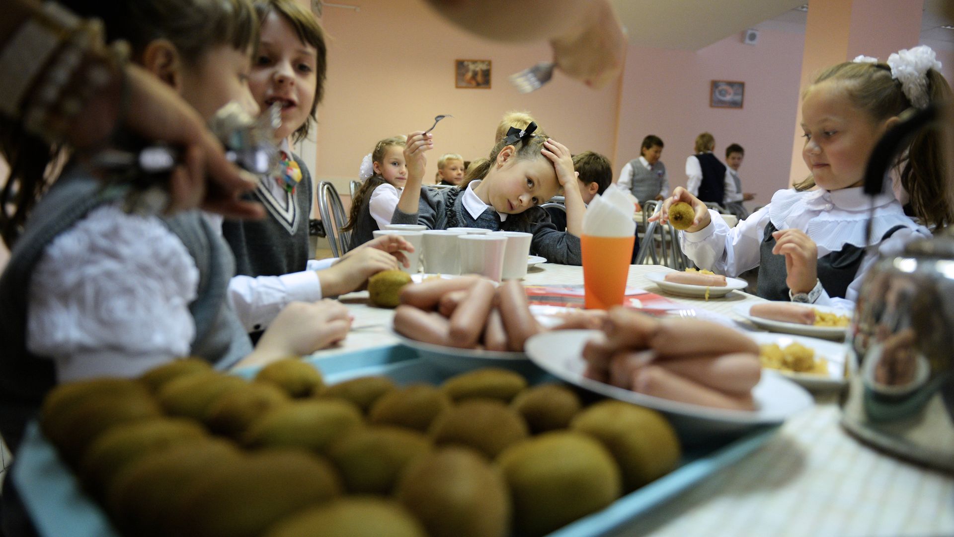 Первоклассники в столовой на обеде в одной из московских школ Первоклассники в столовой на обеде в одной из московских школ - РИА Новости, 1920, 19.07.2022