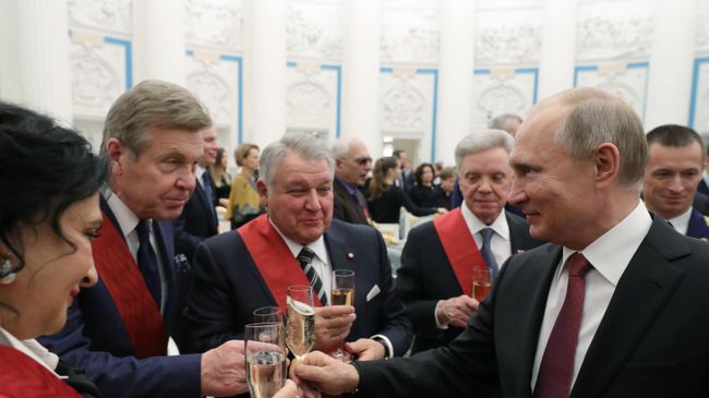 Президент РФ Владимир Путин после церемонии вручения государственных наград в Екатерининском зале Кремля. 27 ноября 2018