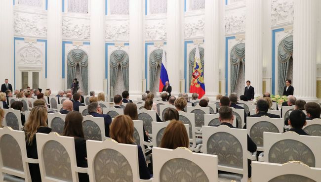 Президент РФ Владимир Путин на церемонии награждения государственными наградами в Екатерининском зале Кремля. 27 ноября 2018 Президент РФ Владимир Путин на церемонии награждения государственными наградами в Екатерининском зале Кремля. 27 ноября 2018