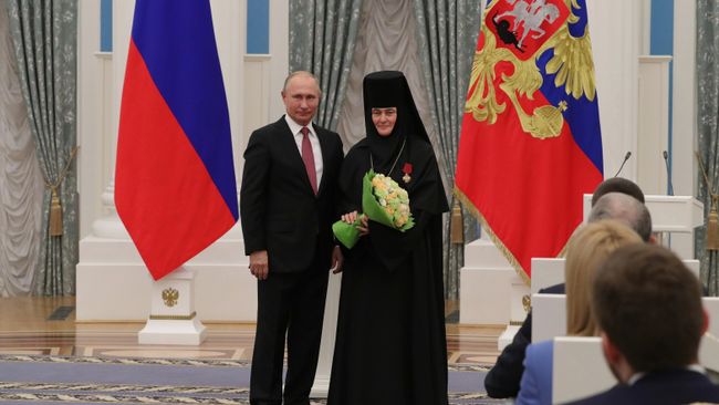 Президент РФ Владимир Путин и настоятельница Покровского ставропигиального женского монастыря игумения Феофания, награжденная орденом За заслуги перед Отечеством IV степени, на церемонии награждения в Екатерининском зале Кремля. 27 ноября 2018 Президент РФ Владимир Путин и настоятельница Покровского ставропигиального женского монастыря игумения Феофания, награжденная орденом За заслуги перед Отечеством IV степени, на церемонии награждения в Екатерининском зале Кремля. 27 ноября 2018