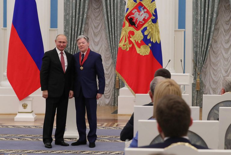 Президент РФ Владимир Путин и актер Александр Збруев, награжденный орденом За заслуги перед Отечеством II степени, на церемонии награждения в Екатерининском зале Кремля