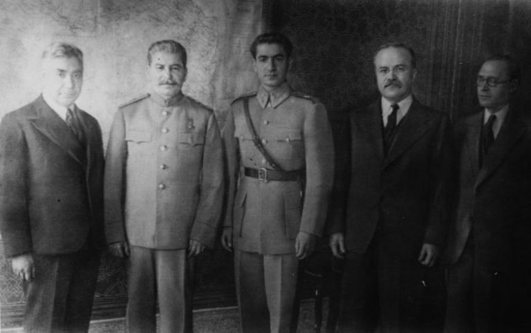 Мохаммад Реза Шах, Иосиф Сталин и Вячеслав Молотов на Тегеранской конференции Мохаммад Реза Шах, Иосиф Сталин и Вячеслав Молотов на Тегеранской конференции