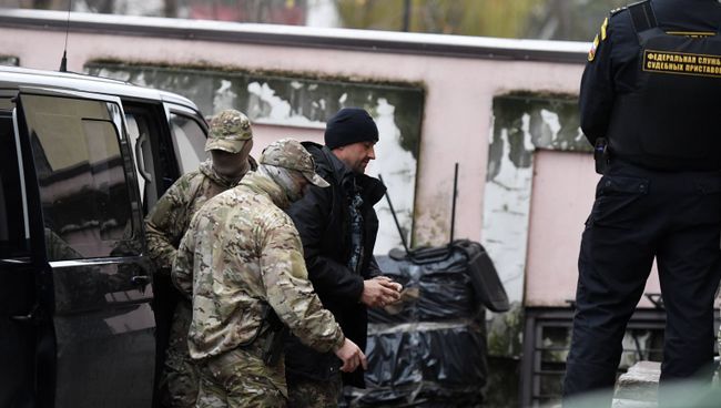 Один из моряков с кораблей ВМС Украины Бердянск, Никополь и Яны Капу доставлен в Киевский районный суд Симферополя, где будет рассмотрен вопрос об избрании меры пресечения. 27 ноября 2018 Один из моряков с кораблей ВМС Украины Бердянск, Никополь и Яны Капу доставлен в Киевский районный суд Симферополя, где будет рассмотрен вопрос об избрании меры пресечения. 27 ноября 2018