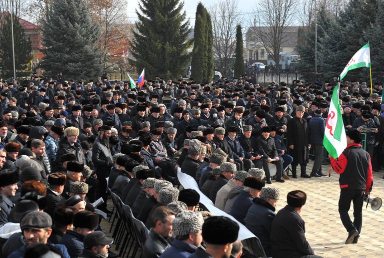 Митинг за отмену соглашения о границе между Ингушетией и Чечней в Назрани Митинг за отмену соглашения о границе между Ингушетией и Чечней в Назрани