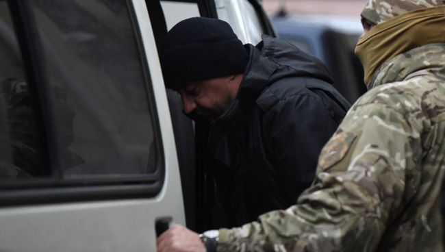 Один из задержанных моряков с корабля ВМС Украины у Киевского районного суда Симферополя Один из задержанных моряков с корабля ВМС Украины у Киевского районного суда Симферополя