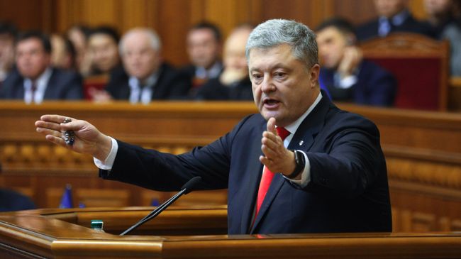 Президент Украины Петр Порошенко выступает на заседании Верховной рады Украины, где рассматривается решение о введении военного положения в стране Президент Украины Петр Порошенко выступает на заседании Верховной рады Украины, где рассматривается решение о введении военного положения в стране