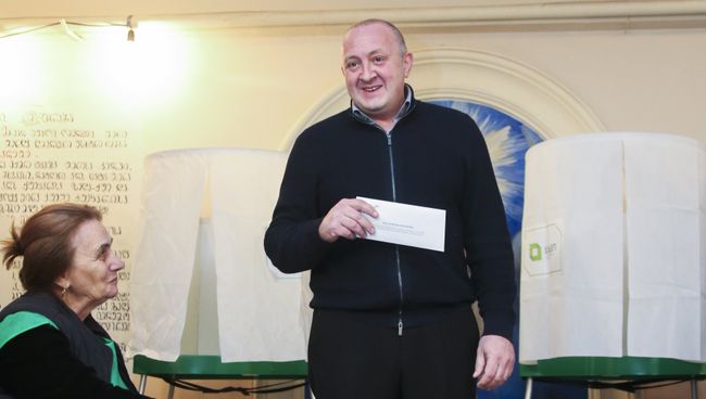 Президент Грузии Георгий Маргвелашвили на избирательном участке во время президентских выборов в Тбилиси, Грузия. Архивное фото Президент Грузии Георгий Маргвелашвили на избирательном участке во время президентских выборов в Тбилиси, Грузия. Архивное фото
