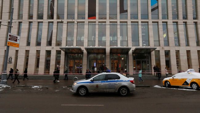 Автомобиль полиции у торгового центра Цветной в Москве. 28 ноября 2018 Автомобиль полиции у торгового центра Цветной в Москве. 28 ноября 2018