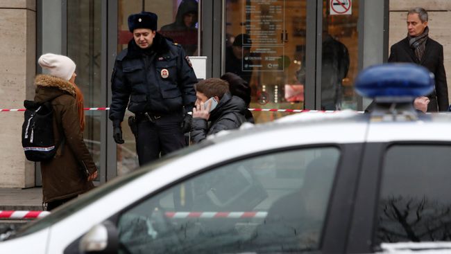 Полицейский у торгового центра Цветной в Москве. Архивное фото Полицейский у торгового центра Цветной в Москве. Архивное фото