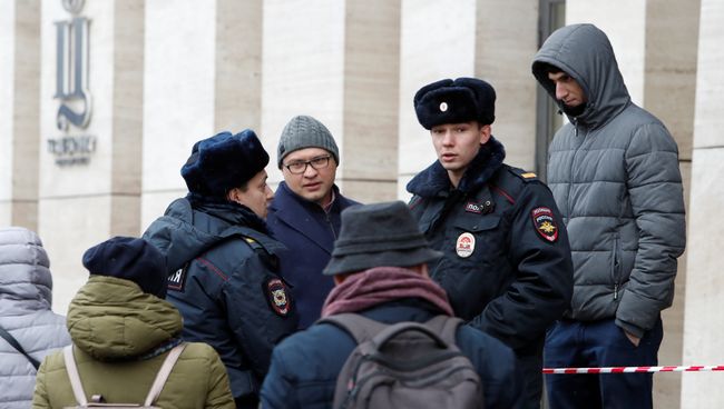 Полицейский у торгового центра Цветной в Москве. 28 ноября 2018 Полицейский у торгового центра Цветной в Москве. 28 ноября 2018