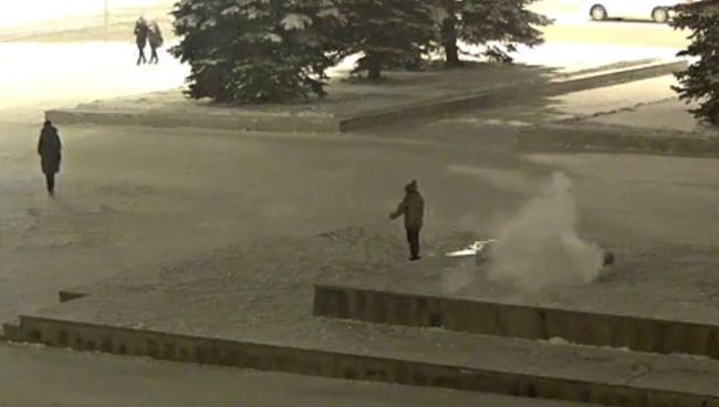 Скриншот видео, на котором ребенок потушил Вечный огонь на площади Славы в Нижнем Тагиле