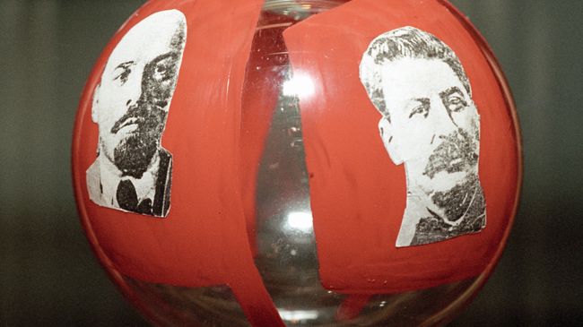 Единственный экземпляр новогоднего шара 1937 года с изображением Владимира Ленина и Иосифа Сталина на Выставке новогодней игрушки Мерцание истории в елочном шарике Единственный экземпляр новогоднего шара 1937 года с изображением Владимира Ленина и Иосифа Сталина на Выставке новогодней игрушки Мерцание истории в елочном шарике