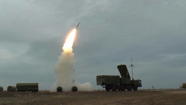 Кадры стрельбы ракетами ЗРС С-400 на полигоне Капустин Яр