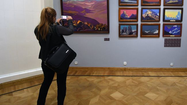Посетительница на открытии выставки Николай Рерих. Восхождение в Музее Рерихов в Москве Посетительница на открытии выставки Николай Рерих. Восхождение в Музее Рерихов в Москве