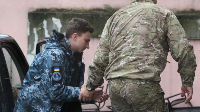 Задержанный матрос Андрей Эйдер у суда Симферополя