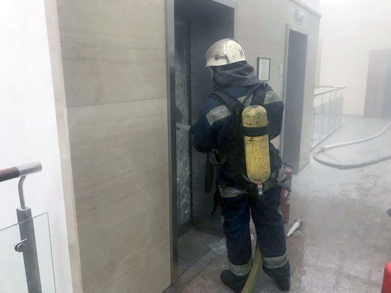 Сотрудник ГСЧС Украины во время ликвидации возгорания в здании Министерства финансов Украины в Киеве. 29 ноября 2018 Сотрудник ГСЧС Украины во время ликвидации возгорания в здании Министерства финансов Украины в Киеве. 29 ноября 2018