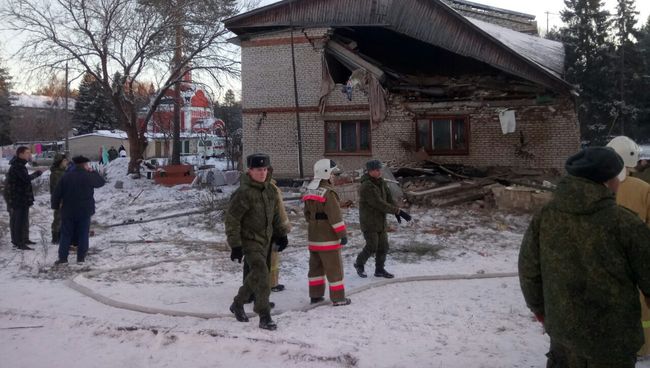 Сотрудники МЧС РФ во время ликвидации последствий взрыва бытового газа в населённом пункте Барсово Киржачского района. 28 ноября 2018