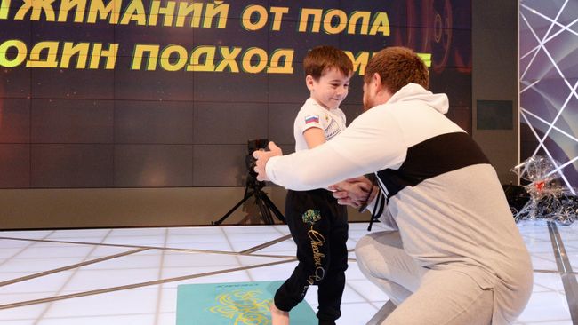 Глава Чеченской Республики Рамзан Кадыров и пятилетний Рахим Куриев, установивший мировой рекорд по количеству отжиманий от пола