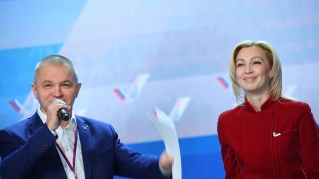 Руководитель Исполкома ОНФ Алексей Анисимов и сопредседатель Центрального штаба ОНФ Ольга Тимофеева на съезде Общероссийского народного фронта в Москве