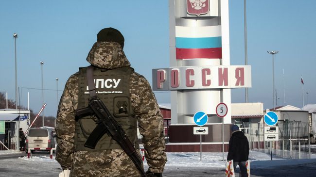 Украинский военный на контрольно-пропускном пункте. Архивное фото Украинский военный на контрольно-пропускном пункте. Архивное фото