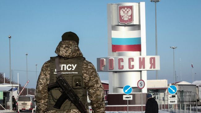 Украинский военный на контрольно-пропускном пункте. Архивное фото Украинский военный на контрольно-пропускном пункте. Архивное фото