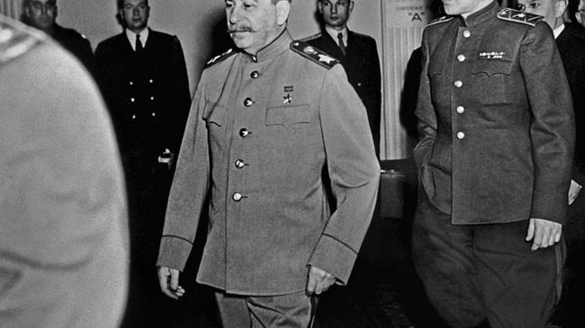Маршал СССР И.В. Сталин направляется на очередное заседание Ялтинской (Крымской) конференции Маршал СССР И.В. Сталин направляется на очередное заседание Ялтинской (Крымской) конференции