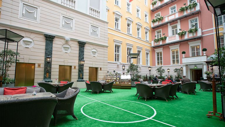 Внутренний двор Belmond Grand Hotel Europe, оформленный к ЧМ-2018, июль 2018 года, Санкт-Петербург Внутренний двор Belmond Grand Hotel Europe, оформленный к ЧМ-2018, июль 2018 года, Санкт-Петербург