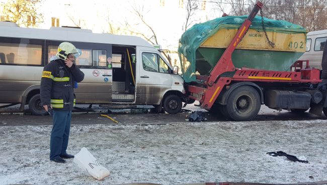 ДТП с участием автобуса Мерседес Спринтер и мусоровоза на улице 2-я Вольская в Москве. 29 ноября 2018 ДТП с участием автобуса Мерседес Спринтер и мусоровоза на улице 2-я Вольская в Москве. 29 ноября 2018