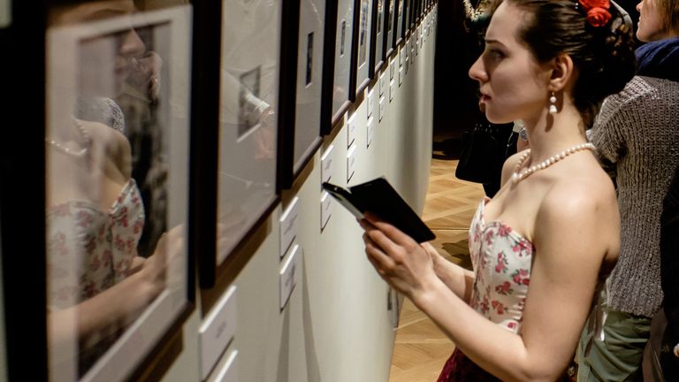 Посетительница знакомится с экспозицией на выставке, посвященной художнице Фриде Кало, в музее Фаберже в Санкт-Петербурге Посетительница знакомится с экспозицией на выставке, посвященной художнице Фриде Кало, в музее Фаберже в Санкт-Петербурге