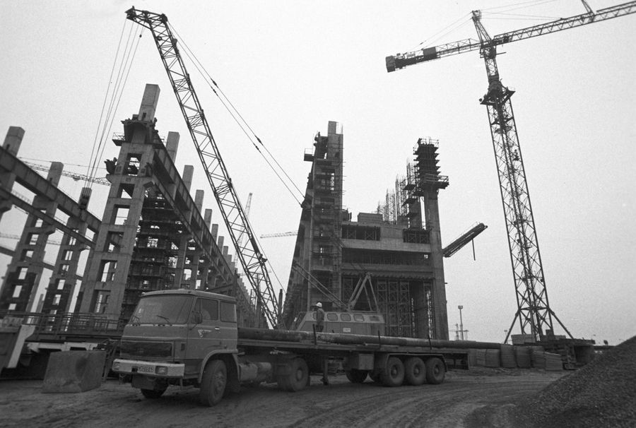 Совместное строительство горно-обогатительного комбината окислительных руд СССР, Чехословакии, ГДР и Румынии. Общий вид корпуса обогащения объекта Чехословакии