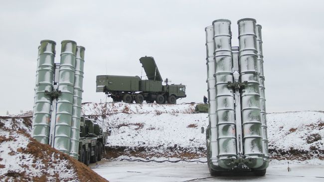 Дивизион зенитной ракетной системы (ЗРС) С-400 Триумф. Архивное фото Дивизион зенитной ракетной системы (ЗРС) С-400 Триумф. Архивное фото