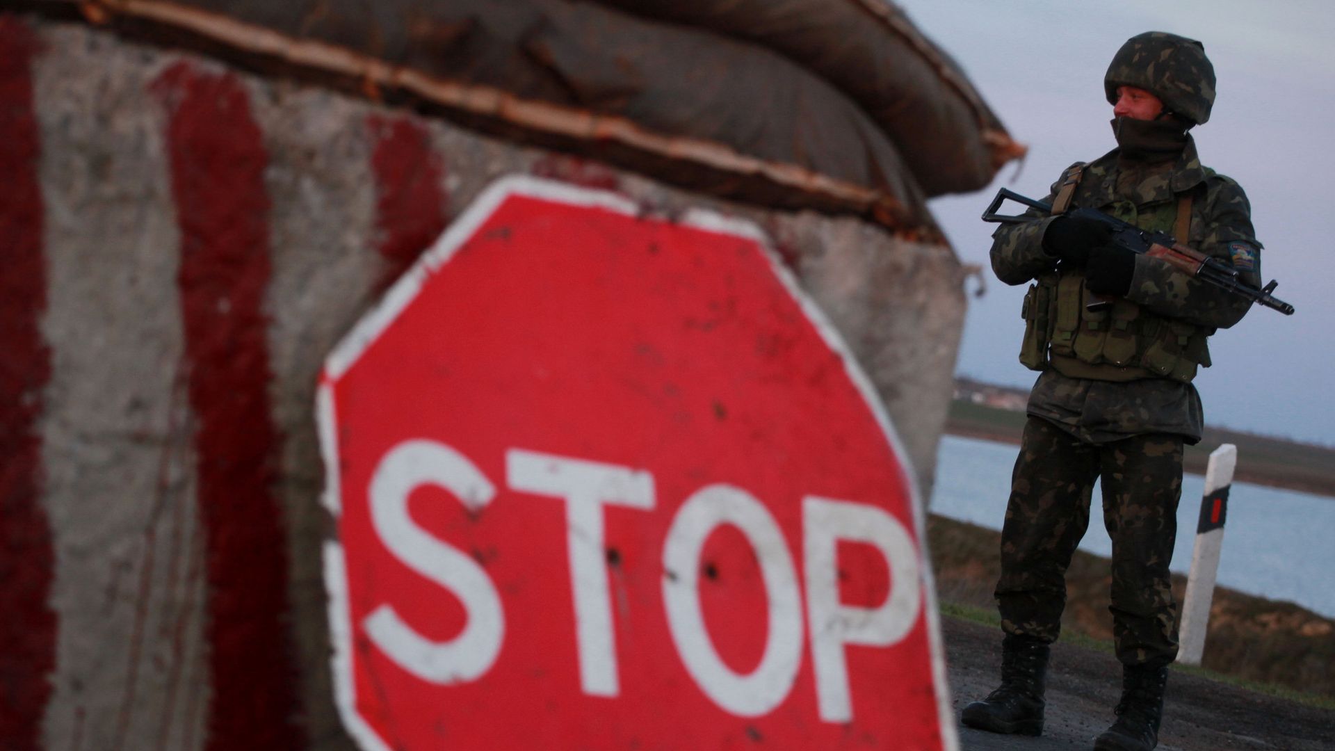 Украинский военный на контрольно-пропускном пункте Украинский военный на контрольно-пропускном пункте - РИА Новости, 1920, 28.01.2023