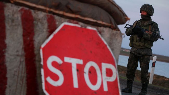 Украинский военный на контрольно-пропускном пункте в селе Чонгар Херсонской области Украины Украинский военный на контрольно-пропускном пункте в селе Чонгар Херсонской области Украины