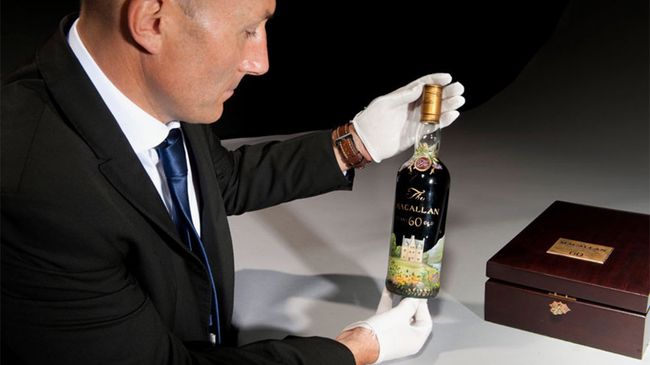 Бутылка шотландского виски Macallan 60-летней выдержки 1926 года. Архивное фото Бутылка шотландского виски Macallan 60-летней выдержки 1926 года. Архивное фото