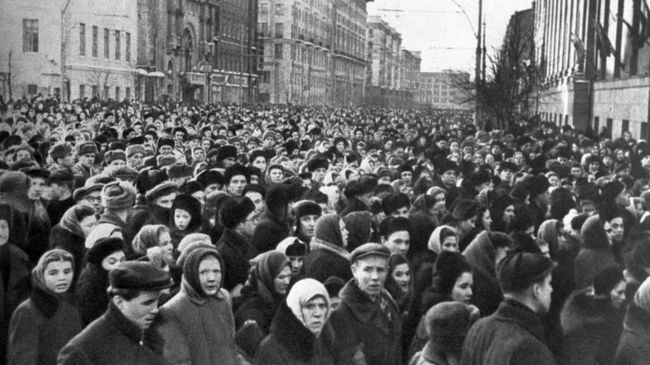 Люди в день похорон И. В. Сталина на улицах Москвы. 9 марта 1953 года