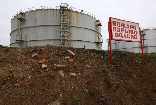 Нефтеперерабатывающий завод. Архив