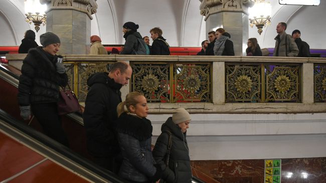 Пассажиры на эскалаторе на станции Комсомольская московского метро Пассажиры на эскалаторе на станции Комсомольская московского метро