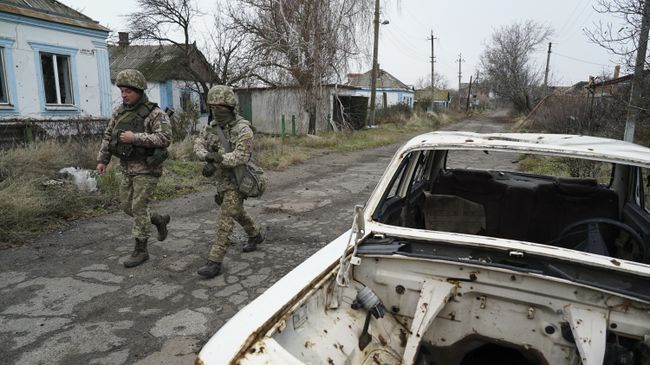 Украинские военные на линии разграничения в Донбассе. Украинские военные на линии разграничения в Донбассе.