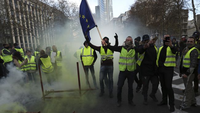 Участники акции протеста против роста цен на бензин желтые жилеты в Брюсселе, Бельгия Участники акции протеста против роста цен на бензин желтые жилеты в Брюсселе, Бельгия