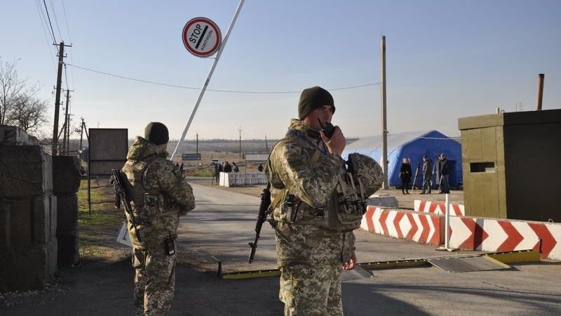 Украинские пограничники на контрольно-пропускном пункте Украинские пограничники на контрольно-пропускном пункте - РИА Новости, 1920, 06.04.2022