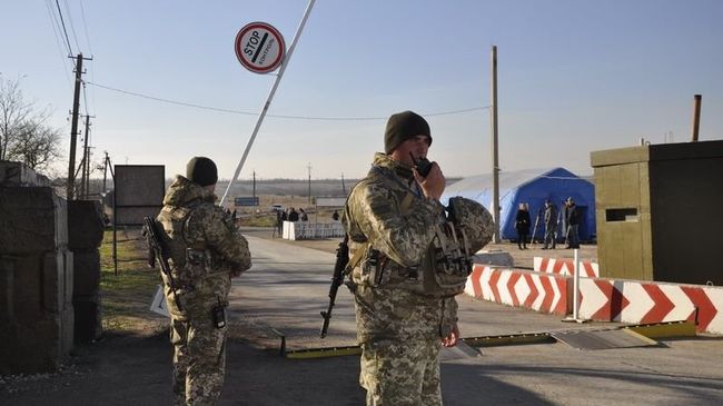 Украинские пограничники на контрольно-пропускном пункте