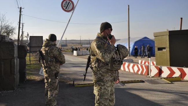 Украинские пограничники на контрольно-пропускном пункте