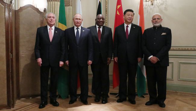 Президент РФ Владимир Путин во время совместного фотографирования лидеров БРИКС на полях саммита Группы двадцати в Буэнос-Айресе. 30 ноября 2018 Президент РФ Владимир Путин во время совместного фотографирования лидеров БРИКС на полях саммита Группы двадцати в Буэнос-Айресе. 30 ноября 2018