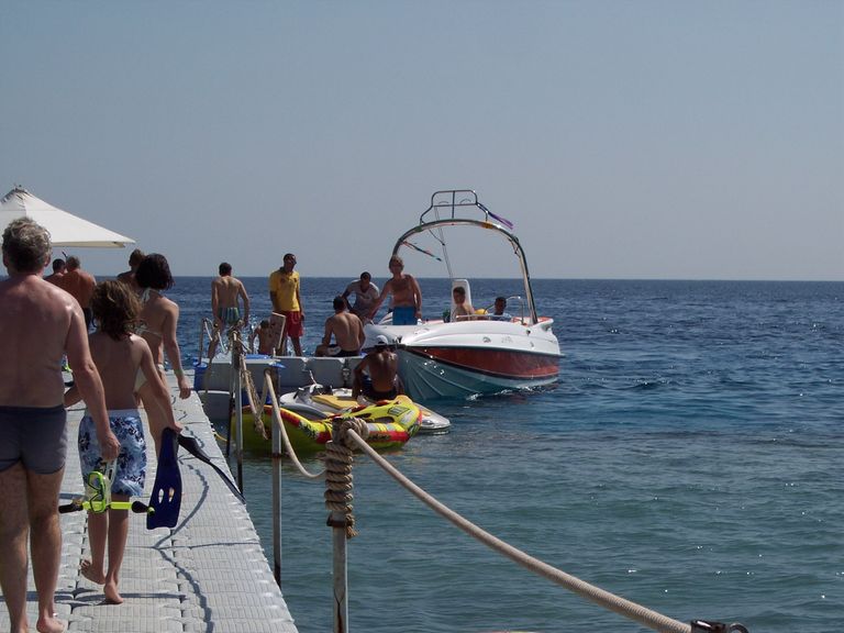 Моторная лодка в Красном море в Шарм-Эль-Шейхе Моторная лодка в Красном море в Шарм-Эль-Шейхе