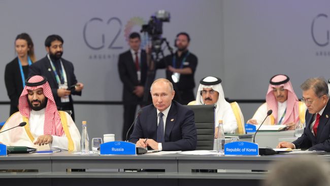 Президент РФ Владимир Путин во время беседы глав делегаций государств-участников Группы двадцати на саммите G20. 30 ноября 2018 Президент РФ Владимир Путин во время беседы глав делегаций государств-участников Группы двадцати на саммите G20. 30 ноября 2018