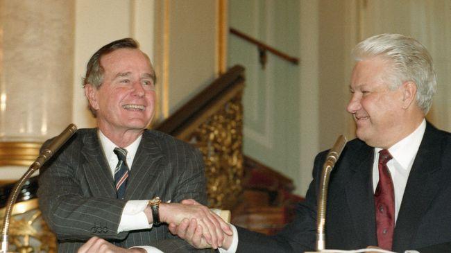 Президент РФ Борис Ельцин и президент США Джордж Буш после подписания российско-американского договора о дальнейшем сокращении и ограничении стратегического наступательного вооружения Президент РФ Борис Ельцин и президент США Джордж Буш после подписания российско-американского договора о дальнейшем сокращении и ограничении стратегического наступательного вооружения