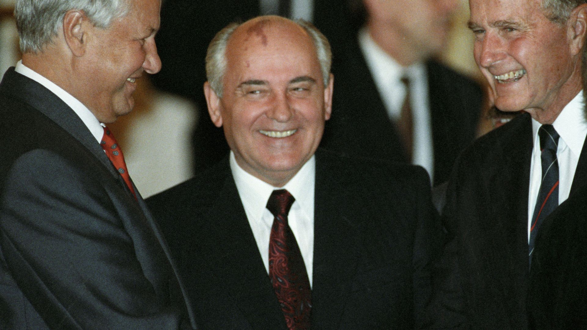 Президент РСФСР Борис Ельцин, президент СССР Михаил Горбачев и и президент США Джордж Буш беседуют на официальном обеде в Кремле. 1991 - РИА Новости, 1920, 08.12.2020