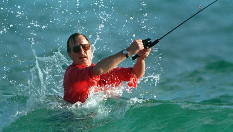 Президент США Джордж Герберт Уокер Буш во время рыбалки. 1988 Президент США Джордж Герберт Уокер Буш во время рыбалки. 1988