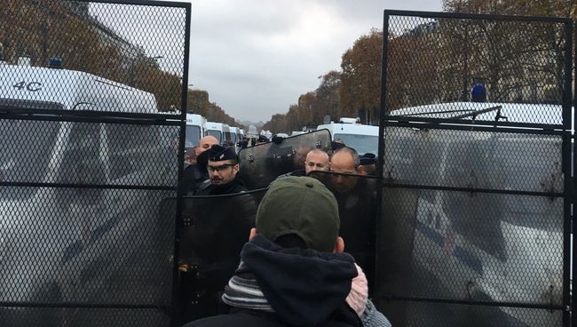 Во Франции проходят очередные протесты против повышения цен на бензин. 1 декабря 2018 Во Франции проходят очередные протесты против повышения цен на бензин. 1 декабря 2018